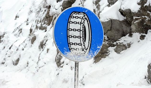 Pune ruke posla za zimsku sluzbu i mnogo radosti za najmladje donio je veliki snijeg i led koji su pogodili Gospic i okolicu. Photo: Hrvoje Jelavic/PIXSELL Autor  Hrvoje Jelavic/PIXSELL Ključne riječi  bager, lika, Gospic, zimski uvjeti, ciscenje, led, zi