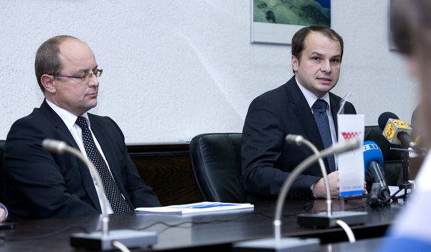 Zagreb, 201112.
Ministarstvo pomorstva, prometa i infrastrukture, Prisavlje 14.  Uministarstvu pomorstva, prometa i infrastrukture javno je predstavljen program restrukturiranja Croatia Airlinesa. O smjernicama razvoja nacionalne zrakoplovne kompanije i z