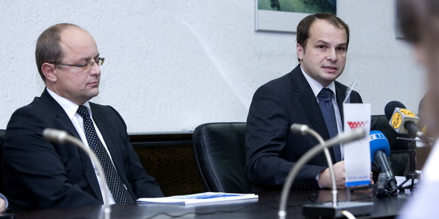 Zagreb, 201112.
Ministarstvo pomorstva, prometa i infrastrukture, Prisavlje 14.  Uministarstvu pomorstva, prometa i infrastrukture javno je predstavljen program restrukturiranja Croatia Airlinesa. O smjernicama razvoja nacionalne zrakoplovne kompanije i z