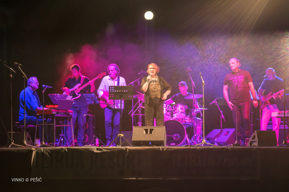 Zorica Kondža i klapa Cambi @ bazen Ilirije u Biogradu