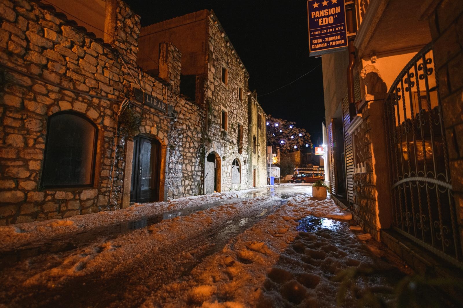 U Pakoštanima padala tuča više od 30 minuta i zabijelila cijelo mjesto U Pakoštanima padala tuča više od 30 minuta i zabijelila cijelo mjesto