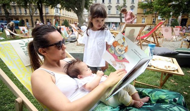 Otvorenje jedinstvene kulturno-zabavne manifestacije na Zrinjevcu poznate pod nazivom “More knjiga” u kojem posjetitelji mogu na lezaljkama uz koktele kao na plazi citati knjige.