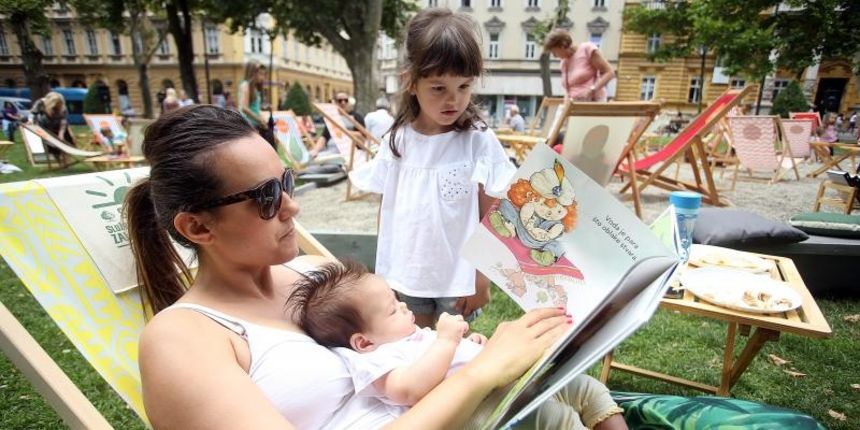 Otvorenje jedinstvene kulturno-zabavne manifestacije na Zrinjevcu poznate pod nazivom “More knjiga” u kojem posjetitelji mogu na lezaljkama uz koktele kao na plazi citati knjige.