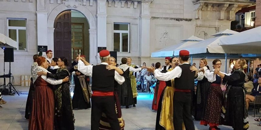 KUD Zadarski Tanac i Iseljena Hrvatska na Narodnom trgu KUD Zadarski Tanac i Iseljena Hrvatska na Narodnom trgu