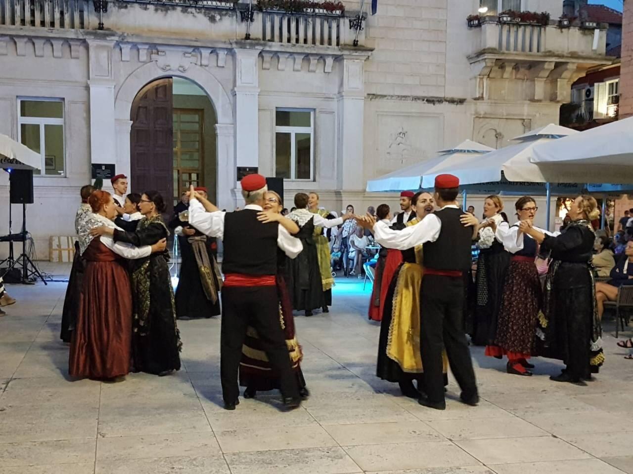 KUD Zadarski Tanac i Iseljena Hrvatska na Narodnom trgu