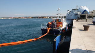 Zadar, 180411.
Vjezba uklanjanja eksplozivne naprave sa putnickog broda Zadar u kojoj su sudjelovale interventne sluzbe (hitna pomoc, policija, vatrogasaci, lucke kapetanija i drugi)
Na slici: detalj sa vjezbe.
Foto: Vladimir Ivanov / CROPIX Zadar, 180411.
Vjezba uklanjanja eksplozivne naprave sa putnickog broda Zadar u kojoj su sudjelovale interventne sluzbe (hitna pomoc, policija, vatrogasaci, lucke kapetanija i drugi)
Na slici: detalj sa vjezbe.
Foto: Vladimir Ivanov / CROPIX