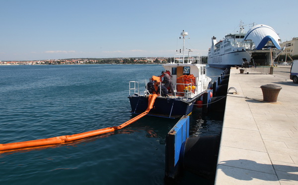 Zadar, 180411.
Vjezba uklanjanja eksplozivne naprave sa putnickog broda Zadar u kojoj su sudjelovale interventne sluzbe (hitna pomoc, policija, vatrogasaci, lucke kapetanija i drugi)
Na slici: detalj sa vjezbe.
Foto: Vladimir Ivanov / CROPIX Zadar, 180411.
Vjezba uklanjanja eksplozivne naprave sa putnickog broda Zadar u kojoj su sudjelovale interventne sluzbe (hitna pomoc, policija, vatrogasaci, lucke kapetanija i drugi)
Na slici: detalj sa vjezbe.
Foto: Vladimir Ivanov / CROPIX