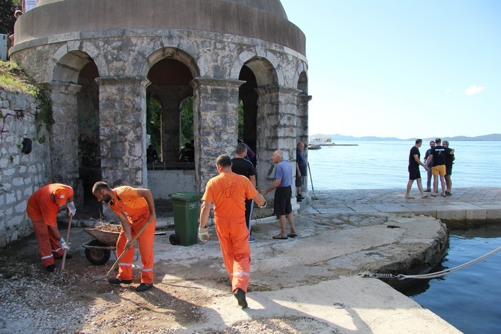 Karma:Počela akcija čišćenja Carske fontane Karma:Počela akcija čišćenja Carske fontane