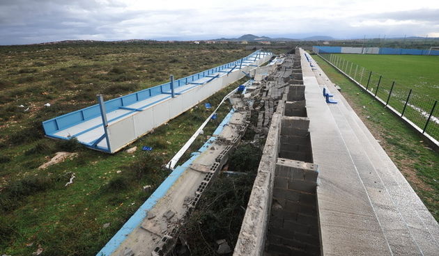 Rastane, Zadar, 301112.
Jako jugo koje je zadnja dva dana puhalo na zadarskom podrucju, srusilo je veliki dio tribine nogometnog stadiona u Rastanima.
Foto: Luka Gerlanc / CROPIX