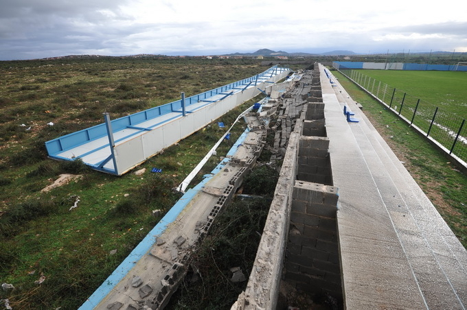 Rastane, Zadar, 301112.
Jako jugo koje je zadnja dva dana puhalo na zadarskom podrucju, srusilo je veliki dio tribine nogometnog stadiona u Rastanima.
Foto: Luka Gerlanc / CROPIX Rastane, Zadar, 301112.
Jako jugo koje je zadnja dva dana puhalo na zadarskom podrucju, srusilo je veliki dio tribine nogometnog stadiona u Rastanima.
Foto: Luka Gerlanc / CROPIX