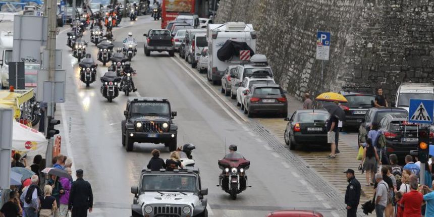 Veliki ocekivani defile od nekoliko tisuca Harley bikera ipak se sveo na brojku od svega par stotina zbog loseg vremena. Photo: Filip Brala/PIXSELL Veliki ocekivani defile od nekoliko tisuca Harley bikera ipak se sveo na brojku od svega par stotina zbog loseg vremena. Photo: Filip Brala/PIXSELL