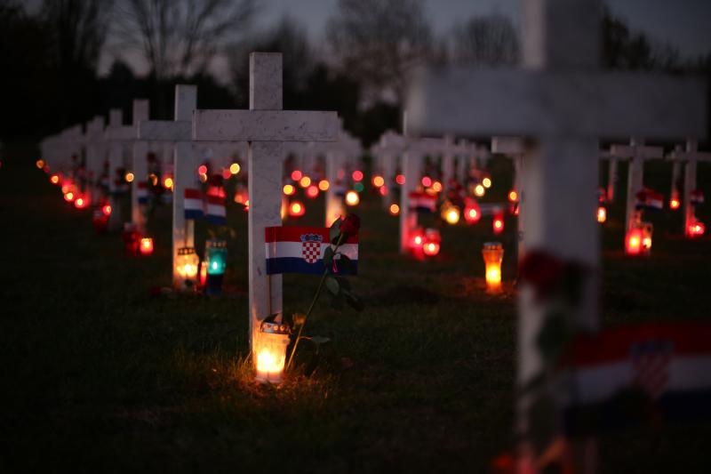 Vukovar: Lampioni osvjetljavaju 938 bijelih križeva na Memorijalnom groblju. Foto: Grgur Žućko/PIXSELL Vukovar: Lampioni osvjetljavaju 938 bijelih križeva na Memorijalnom groblju. Foto: Grgur Žućko/PIXSELL