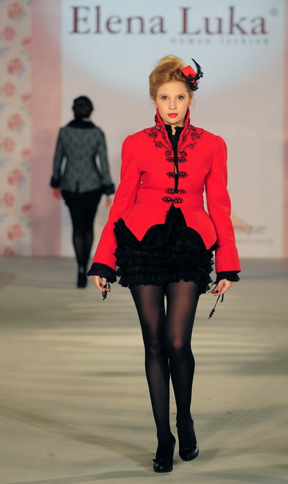 Skopje, Makedonija, 301010.
Sinoc je poceo ‘fashion weekend’ u Skopju. Na otvaranju
‘fashion weekend’-a revijom se predstavila poznata makedonska dizajnerica Elena Luka.
Na slici: lijepe manekenke su nosile modele u baroknom stilu.
Foto: Maja Zlatevska / Skopje, Makedonija, 301010.
Sinoc je poceo ‘fashion weekend’ u Skopju. Na otvaranju
‘fashion weekend’-a revijom se predstavila poznata makedonska dizajnerica Elena Luka.
Na slici: lijepe manekenke su nosile modele u baroknom stilu.
Foto: Maja Zlatevska /