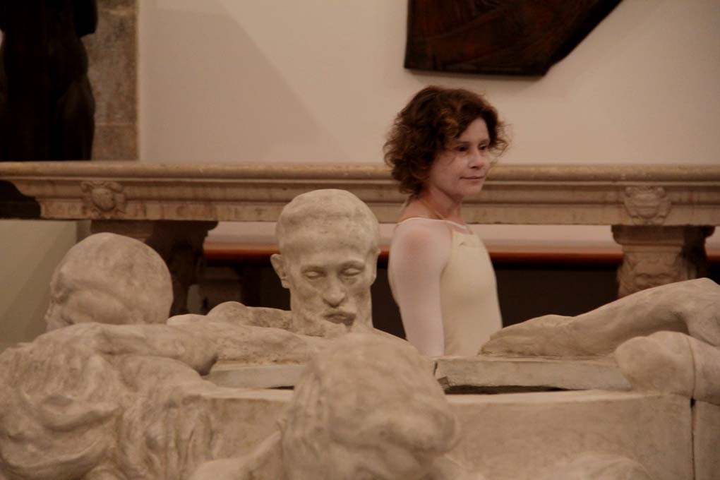 Glazbeno-plesni performans “Ona koja nosi”, foto: Iva Perinčić Glazbeno-plesni performans “Ona koja nosi”, foto: Iva Perinčić