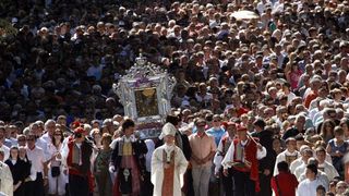 Slika Čudotvorne Gospe Sinjske u svečanoj procesiji ulicama Sinja, Foto: Tino Jurić/PIXSELL