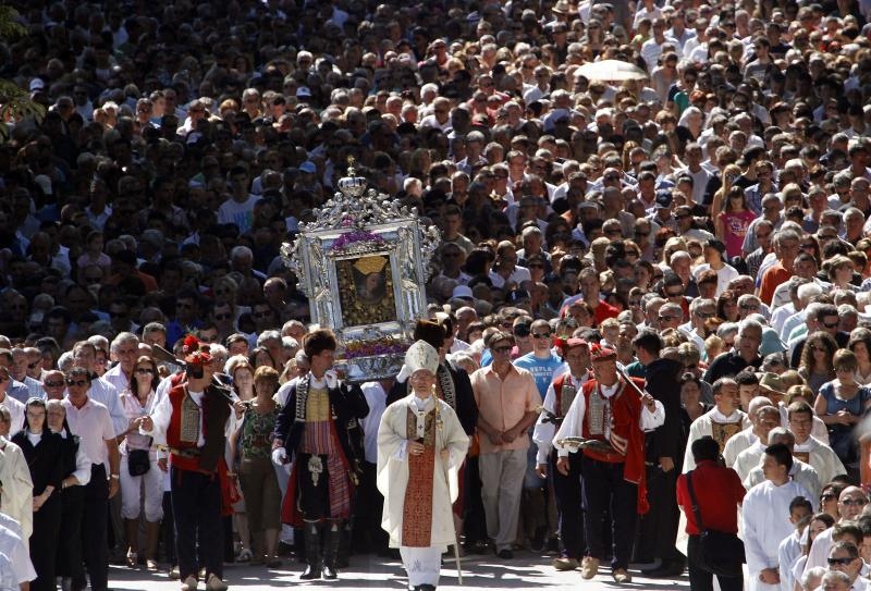 Slika Čudotvorne Gospe Sinjske u svečanoj procesiji ulicama Sinja, Foto: Tino Jurić/PIXSELL