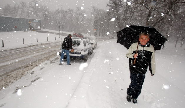Zagreb, 191209.
KBC Rebro.
Veliki snijeg popracen vjetrom iznenadio je mnoge zagrepcane a i zimsku sluzbu.
Na slici: Prilaz bolnici Rebro koju sluzba cisti a autobusi se jedva probijaju kroz gusti snijeg.
Foto: Goran Mehkek / CROPIX