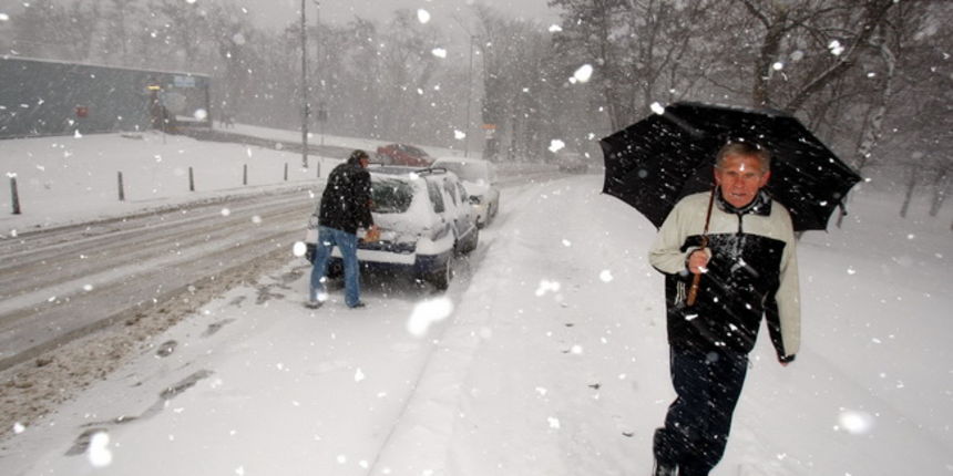 Zagreb, 191209.
KBC Rebro.
Veliki snijeg popracen vjetrom iznenadio je mnoge zagrepcane a i zimsku sluzbu.
Na slici: Prilaz bolnici Rebro koju sluzba cisti a autobusi se jedva probijaju kroz gusti snijeg.
Foto: Goran Mehkek / CROPIX Zagreb, 191209.
KBC Rebro.
Veliki snijeg popracen vjetrom iznenadio je mnoge zagrepcane a i zimsku sluzbu.
Na slici: Prilaz bolnici Rebro koju sluzba cisti a autobusi se jedva probijaju kroz gusti snijeg.
Foto: Goran Mehkek / CROPIX