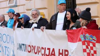 Ispred zgrade Županijskog suda održan skup podrške Stipi Petrini kojeg tuži sutkinja Maja Šupe Ispred zgrade Županijskog suda održan skup podrške Stipi Petrini kojeg tuži sutkinja Maja Šupe