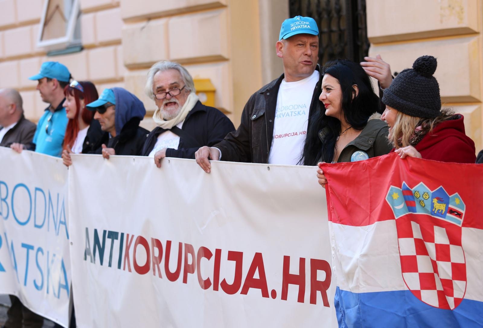 Ispred zgrade Županijskog suda održan skup podrške Stipi Petrini kojeg tuži sutkinja Maja Šupe Ispred zgrade Županijskog suda održan skup podrške Stipi Petrini kojeg tuži sutkinja Maja Šupe