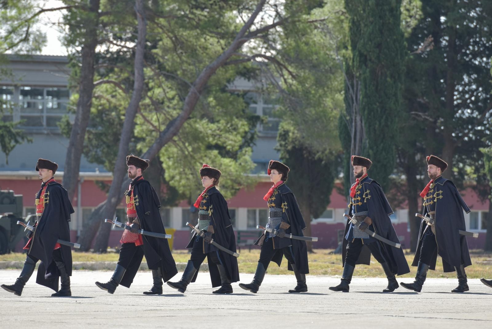 Svečanost povodom završetka obuke pilota na helikopterima OH-58D Kiowa Warrior Svečanost povodom završetka obuke pilota na helikopterima OH-58D Kiowa Warrior