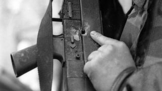 310391. ARHIVSKA FOTOGRAFIJA:
Plitvicka jezera – Akcija pripadnika za posebne namjene hrvatskog MUP-a na sam Uskrs 31.03.1991 kojom je ponovno uspostavljena policijska postaja na Plitvickim jezerima. Okrsaj je trajajo vise sati u kojoj je poginuo redarstv 310391. ARHIVSKA FOTOGRAFIJA:
Plitvicka jezera – Akcija pripadnika za posebne namjene hrvatskog MUP-a na sam Uskrs 31.03.1991 kojom je ponovno uspostavljena policijska postaja na Plitvickim jezerima. Okrsaj je trajajo vise sati u kojoj je poginuo redarstv