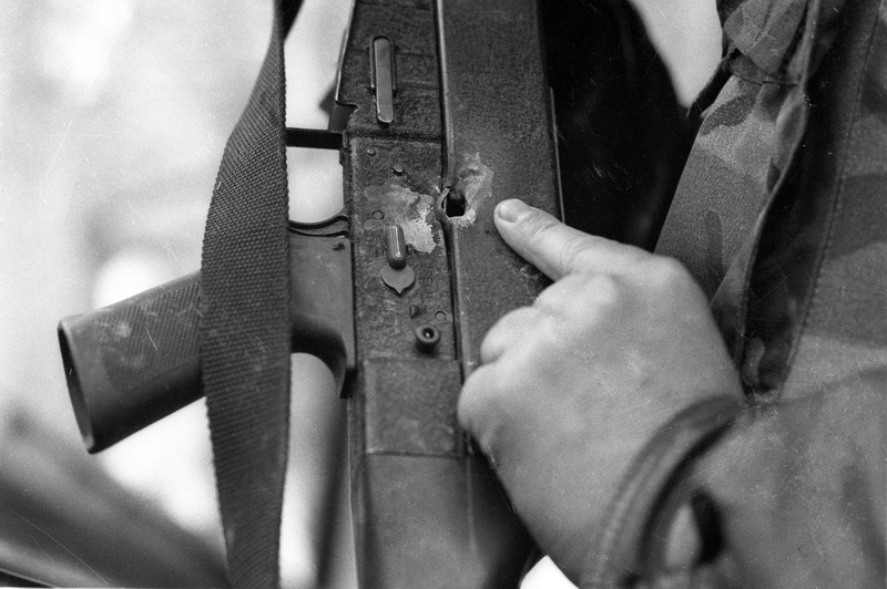 310391. ARHIVSKA FOTOGRAFIJA:
Plitvicka jezera – Akcija pripadnika za posebne namjene hrvatskog MUP-a na sam Uskrs 31.03.1991 kojom je ponovno uspostavljena policijska postaja na Plitvickim jezerima. Okrsaj je trajajo vise sati u kojoj je poginuo redarstv 310391. ARHIVSKA FOTOGRAFIJA:
Plitvicka jezera – Akcija pripadnika za posebne namjene hrvatskog MUP-a na sam Uskrs 31.03.1991 kojom je ponovno uspostavljena policijska postaja na Plitvickim jezerima. Okrsaj je trajajo vise sati u kojoj je poginuo redarstv