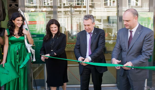 Zagreb, 240413.
Na mjestu nekadasnje Volkbank u Varsavskoj ulici otvorena je moderna poslovnica trece u Europi i najvece ruske banke  Sberbank.Kupovinom Volkbank ova se banka prosirila i na hrvatsko trziste.
Na slici: Sergey Gorkov, zamjenik presjednika u
