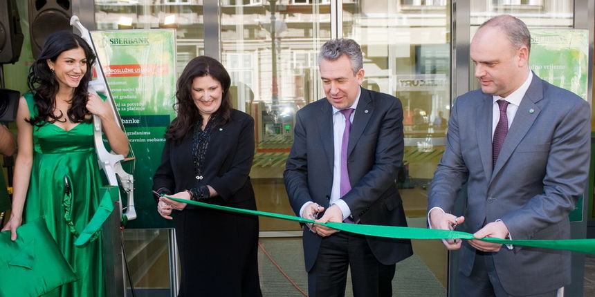 Zagreb, 240413.
Na mjestu nekadasnje Volkbank u Varsavskoj ulici otvorena je moderna poslovnica trece u Europi i najvece ruske banke Sberbank.Kupovinom Volkbank ova se banka prosirila i na hrvatsko trziste.
Na slici: Sergey Gorkov, zamjenik presjednika u Zagreb, 240413.
Na mjestu nekadasnje Volkbank u Varsavskoj ulici otvorena je moderna poslovnica trece u Europi i najvece ruske banke Sberbank.Kupovinom Volkbank ova se banka prosirila i na hrvatsko trziste.
Na slici: Sergey Gorkov, zamjenik presjednika u