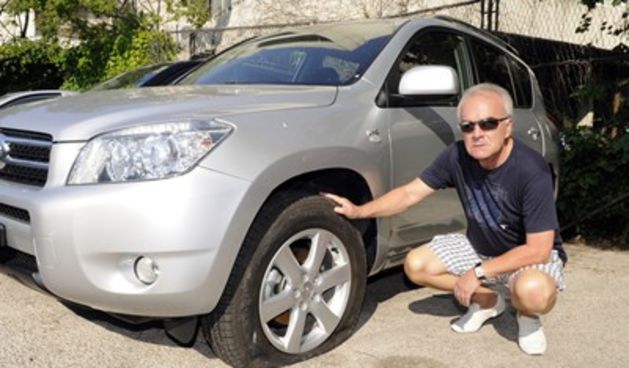 Poznatom televizijskom novinaru Silviju Humu u Dubrovniku je nepoznati počinitelj izgrebao automobil i probušio gume  (Foto: Admir Buljubasic/CROPIX)