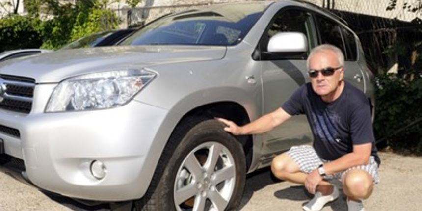 Poznatom televizijskom novinaru Silviju Humu u Dubrovniku je nepoznati počinitelj izgrebao automobil i probušio gume (Foto: Admir Buljubasic/CROPIX) Poznatom televizijskom novinaru Silviju Humu u Dubrovniku je nepoznati počinitelj izgrebao automobil i probušio gume (Foto: Admir Buljubasic/CROPIX)