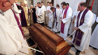 Zadar, 300110.
Pogreb zadarskog nadbiskupa Ivana Prendje u crkvi Svete Stosije.
Zadarski nadbiskup Ivan Prendja preminuo je iznenada  25. sijecnja 2010. godine u Zagrebu u 71. godini zivota, nakon 46 godina svecenistva i 20 godina biskupstva.
Misu drzi ka