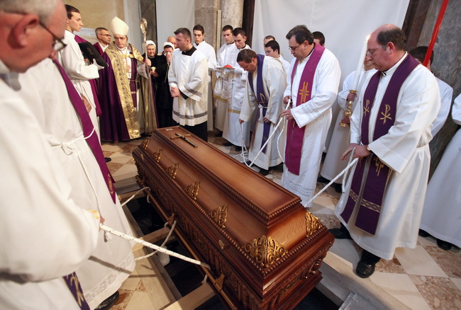 Zadar, 300110.
Pogreb zadarskog nadbiskupa Ivana Prendje u crkvi Svete Stosije.
Zadarski nadbiskup Ivan Prendja preminuo je iznenada  25. sijecnja 2010. godine u Zagrebu u 71. godini zivota, nakon 46 godina svecenistva i 20 godina biskupstva.
Misu drzi ka