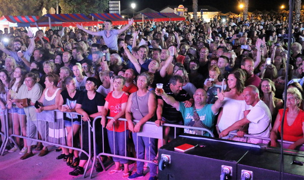 Virsko ljeto 2016: Dražen Zečić Zeko i Banana Band raspjevali i rasplesali Vir