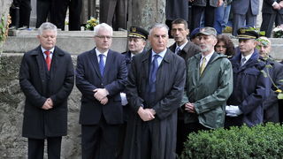 Dubrovnik, 061211.
Povodom proslave dana branitelja predsjednik RH Ivo Josipovic nazocio je polaganju vijenaca palim braniteljima na groblju Boninovo.
Na slici: Gradonacelnik Dubrovnika Andro Vlahusic, Predsjednik RH Ivo Josipovic, nacelnik glavnog stoze Dubrovnik, 061211.
Povodom proslave dana branitelja predsjednik RH Ivo Josipovic nazocio je polaganju vijenaca palim braniteljima na groblju Boninovo.
Na slici: Gradonacelnik Dubrovnika Andro Vlahusic, Predsjednik RH Ivo Josipovic, nacelnik glavnog stoze