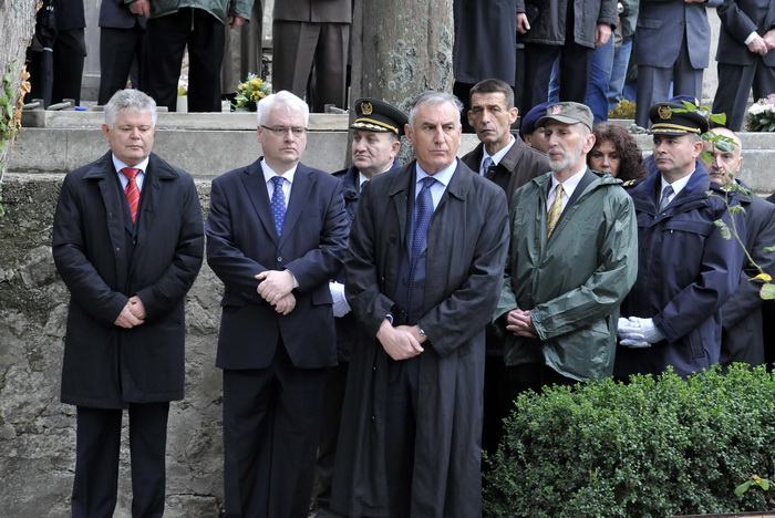 Dubrovnik, 061211.
Povodom proslave dana branitelja predsjednik RH Ivo Josipovic nazocio je polaganju vijenaca palim braniteljima na groblju Boninovo.
Na slici: Gradonacelnik Dubrovnika Andro Vlahusic, Predsjednik RH Ivo Josipovic, nacelnik glavnog stoze Dubrovnik, 061211.
Povodom proslave dana branitelja predsjednik RH Ivo Josipovic nazocio je polaganju vijenaca palim braniteljima na groblju Boninovo.
Na slici: Gradonacelnik Dubrovnika Andro Vlahusic, Predsjednik RH Ivo Josipovic, nacelnik glavnog stoze