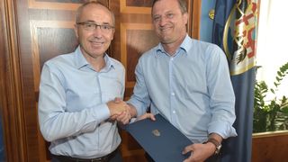 Ministar Krstičević uručio gradonačelniku Dukiću veliku hrvatsku zastavu