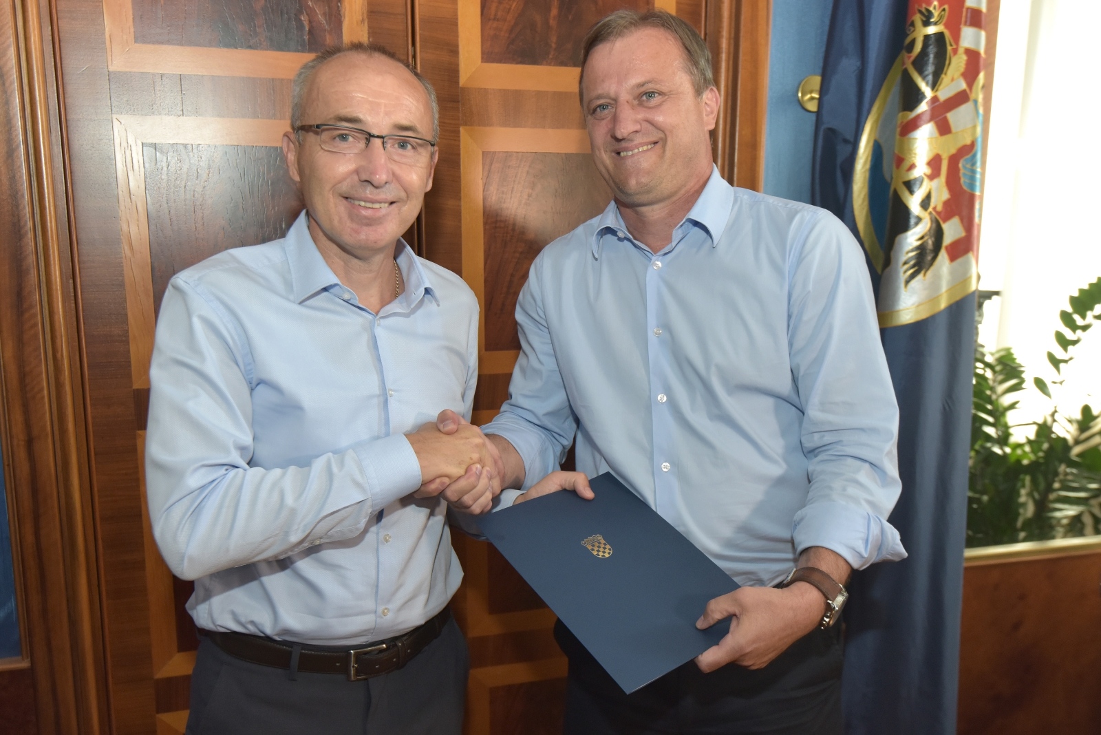 Ministar Krstičević uručio gradonačelniku Dukiću veliku hrvatsku zastavu