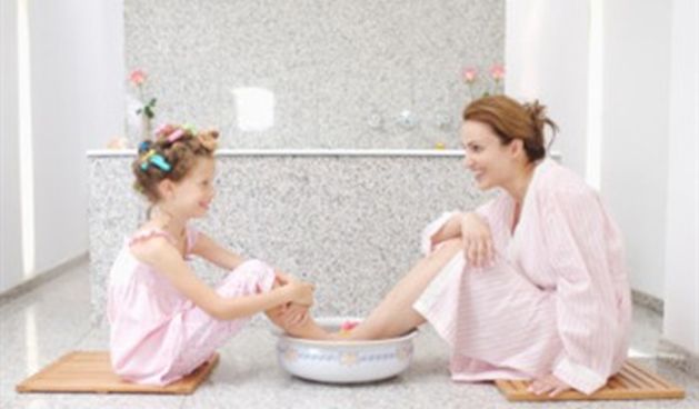 Odrasli se pomamili za dječjom kozmetikom; mama i kćer (Tportal.hr)