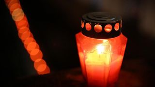 U znak sjećanja na stradanje Škabrnje i Vukovara učenici zadarske Pomorske škole zapalili su lampione na kruni Kopnenih vrata te na djelu bedema iznad lučice Foše.  Photo: Filip Brala/PIXSELL