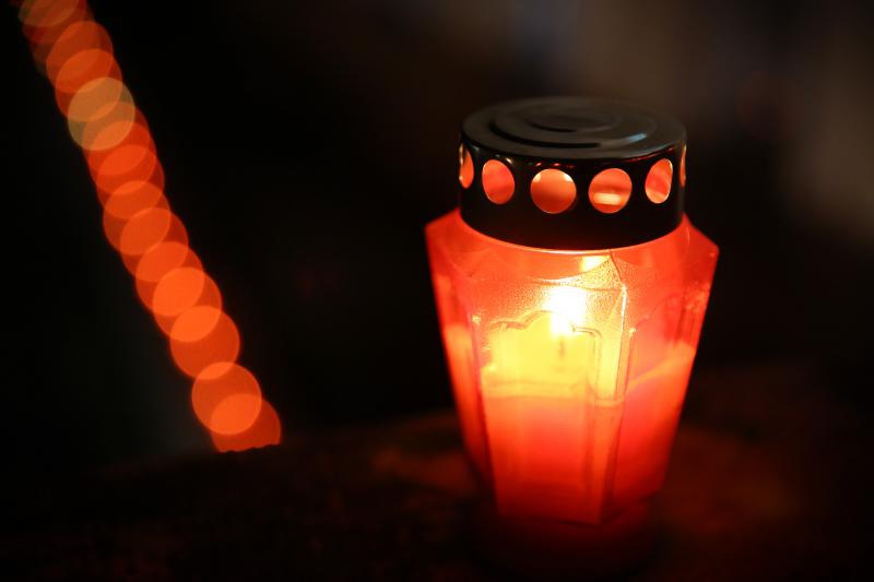 U znak sjećanja na stradanje Škabrnje i Vukovara učenici zadarske Pomorske škole zapalili su lampione na kruni Kopnenih vrata te na djelu bedema iznad lučice Foše.  Photo: Filip Brala/PIXSELL