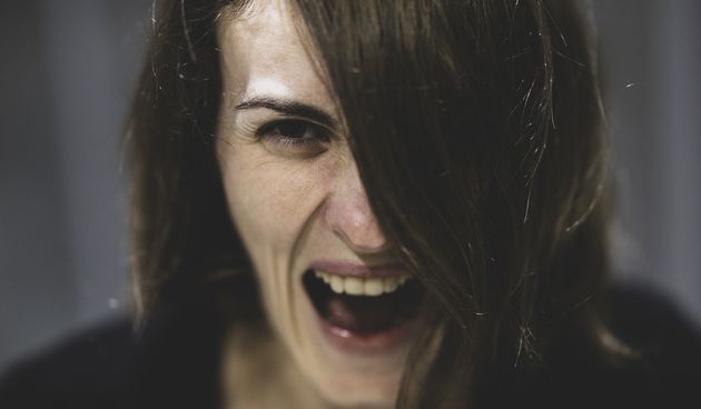 Vikanje, deranje, ljutita žena