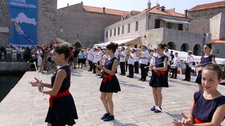 Dubrovnik, 030611.
Nakon 2500 km i dva mjeseca putovanja Welcome tim predvodjen Danielom Lackom stigao je u stari gradski Porat gdje ga je docekala limena glazba i mazoretkinje, a potom je ispred crkve Svetog Vlaha uprilicen program doceka, te u Luzi otvo Dubrovnik, 030611.
Nakon 2500 km i dva mjeseca putovanja Welcome tim predvodjen Danielom Lackom stigao je u stari gradski Porat gdje ga je docekala limena glazba i mazoretkinje, a potom je ispred crkve Svetog Vlaha uprilicen program doceka, te u Luzi otvo