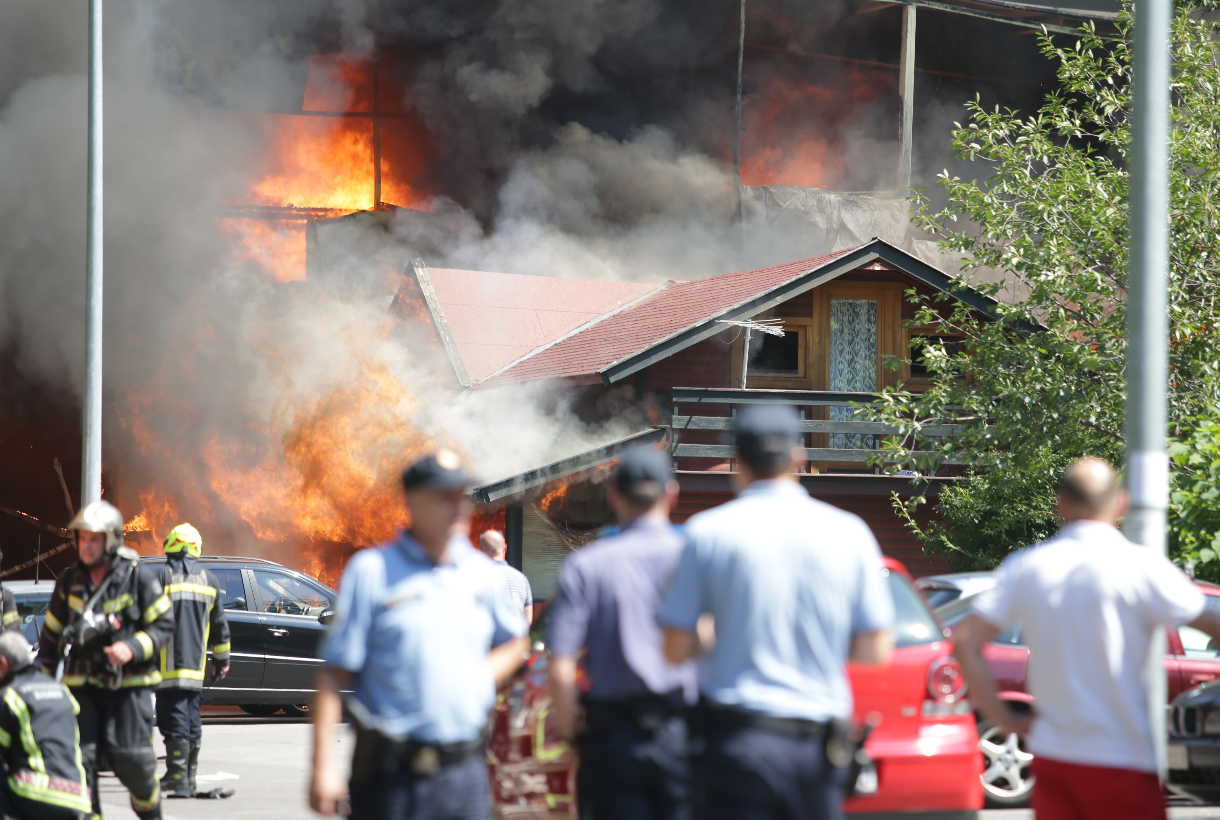 Požar na ŠRC Jelenovac, grad prekriven dimom, zaustavljeni autobusi…