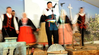 Zadar, 080111.
U Nadinu, selu pokraj Benkovca odrzana je danas
4. Cvitarijada pod nazivom Najbolji cvitarasi od Nina do Knina. Rijec je o natjecanju u kojem je sudjelovalo oko
30-ak samoukih sviraca etno skladbi na usnoj harmonici.
Na slici: natjecate Zadar, 080111.
U Nadinu, selu pokraj Benkovca odrzana je danas
4. Cvitarijada pod nazivom Najbolji cvitarasi od Nina do Knina. Rijec je o natjecanju u kojem je sudjelovalo oko
30-ak samoukih sviraca etno skladbi na usnoj harmonici.
Na slici: natjecate