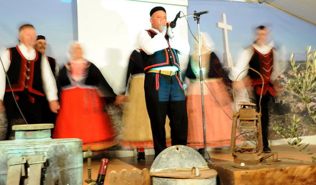 Zadar, 080111.
U Nadinu, selu pokraj Benkovca odrzana je danas 
4. Cvitarijada pod nazivom Najbolji cvitarasi od Nina do Knina. Rijec je o natjecanju u kojem je sudjelovalo oko 
30-ak samoukih sviraca  etno skladbi na usnoj harmonici. 
Na slici: natjecate