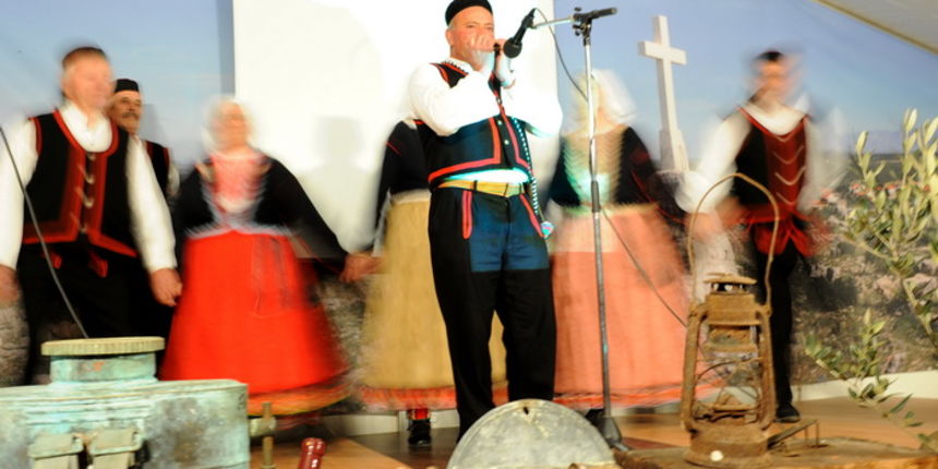 Zadar, 080111.
U Nadinu, selu pokraj Benkovca odrzana je danas
4. Cvitarijada pod nazivom Najbolji cvitarasi od Nina do Knina. Rijec je o natjecanju u kojem je sudjelovalo oko
30-ak samoukih sviraca etno skladbi na usnoj harmonici.
Na slici: natjecate Zadar, 080111.
U Nadinu, selu pokraj Benkovca odrzana je danas
4. Cvitarijada pod nazivom Najbolji cvitarasi od Nina do Knina. Rijec je o natjecanju u kojem je sudjelovalo oko
30-ak samoukih sviraca etno skladbi na usnoj harmonici.
Na slici: natjecate