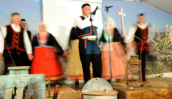 Zadar, 080111.
U Nadinu, selu pokraj Benkovca odrzana je danas
4. Cvitarijada pod nazivom Najbolji cvitarasi od Nina do Knina. Rijec je o natjecanju u kojem je sudjelovalo oko
30-ak samoukih sviraca etno skladbi na usnoj harmonici.
Na slici: natjecate Zadar, 080111.
U Nadinu, selu pokraj Benkovca odrzana je danas
4. Cvitarijada pod nazivom Najbolji cvitarasi od Nina do Knina. Rijec je o natjecanju u kojem je sudjelovalo oko
30-ak samoukih sviraca etno skladbi na usnoj harmonici.
Na slici: natjecate
