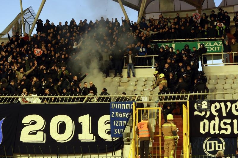 Bakljada i neredi na utakmici Hajduk – Dinamo