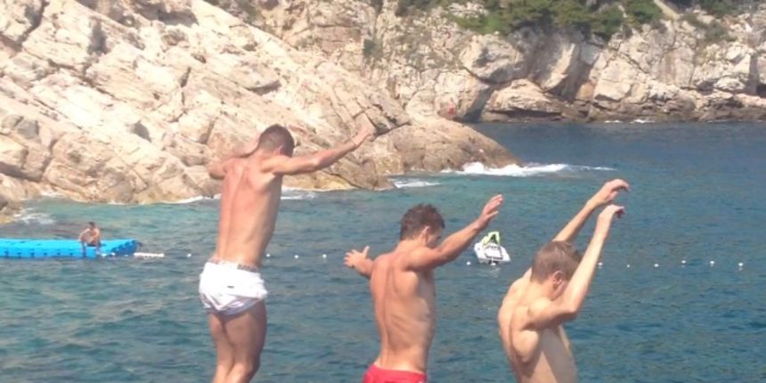 Humanitarci Džeko, Klasnić i Kolarov: ”Tri ptice lete”, foto: Twitter Humanitarci Džeko, Klasnić i Kolarov: ”Tri ptice lete”, foto: Twitter